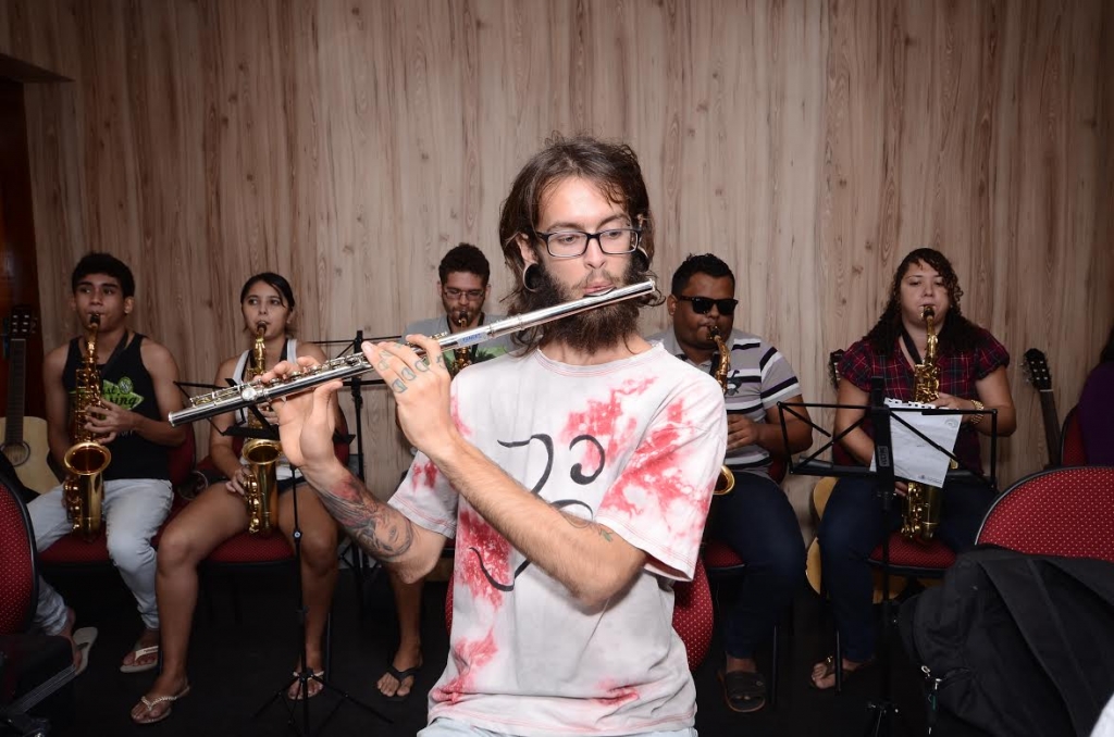 Estão disponíveis vagas para cursos de desenho em 3D (básico), artesanato de bonecos de pano, música, teatro, entre outros