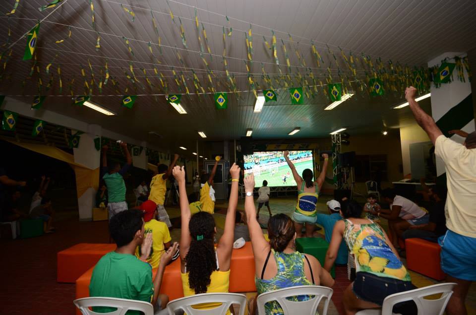 A fan Cuca faz parte da programação especial Cuca na Copa, com transmissão dos jogos em telões, apresentações de DJs e bandas locais