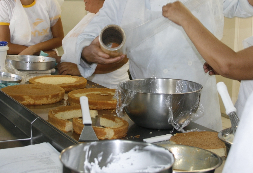 A carga horária é de 400 horas/aula e as alunas participantes receberão material didático, fardamento e auxílio para transporte e alimentação