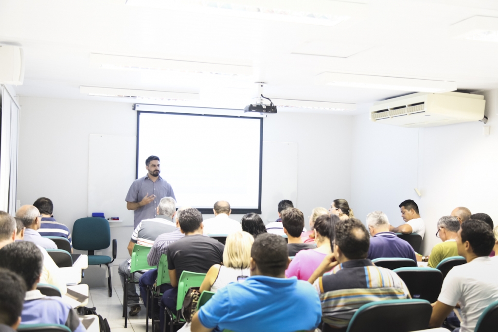 As aulas estão sendo ministradas de segunda à sexta-feira, no período noturno (Foto: Thiago Gaspar)