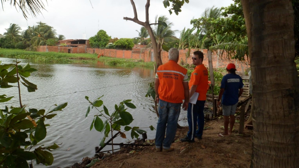 A limpeza da Lagoa da Vila Cazumba está em andamento, sob a supervisão de agentes da Defesa Civil