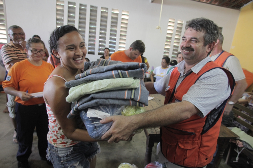 O propósito da escola é prevenir a violência, capacitando crianças e jovens de 7 a 18 anos em educação profissional, esportes, arte e cultura