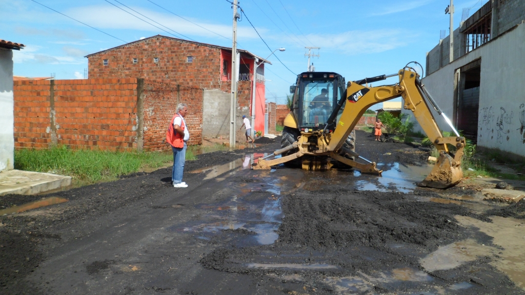Na Rua Durvalina Guedes, no Siqueira, a Defesa Civil deslocou uma máquina na execução da abertura de uma vala para facilitar o escoamento d'água