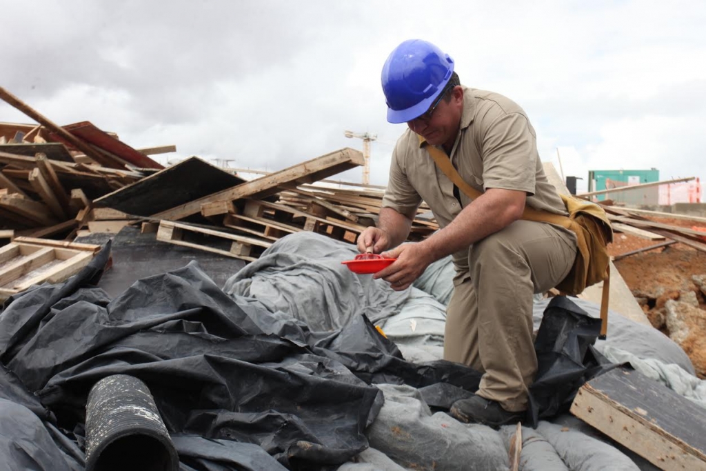 Equipes realizam uma série de atividades nos bairros, como exterminar os possíveis criadouros do mosquito (Foto: Marcos Moura)