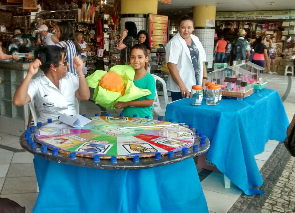Para abordar o assunto de maneira lúdica e divertida, a equipe da Regional Centro confeccionou o Jogo do Milhão Contra a Dengue