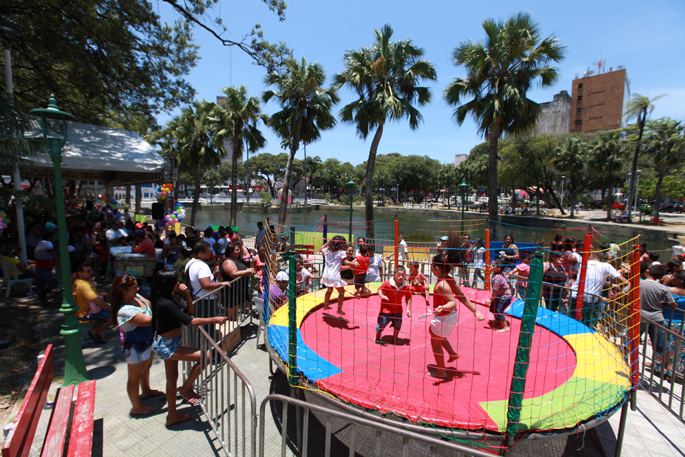 Durante toda manhã as crianças ganharam pipoca e participaram de oficinas de desenho e pintura (Foto: Queiroz Netto)
