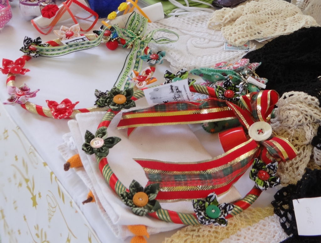 A feirinha oferece cestas, caixinhas de presentes em MDF, além de brinquedos artesanais, roupas e mudas de plantas