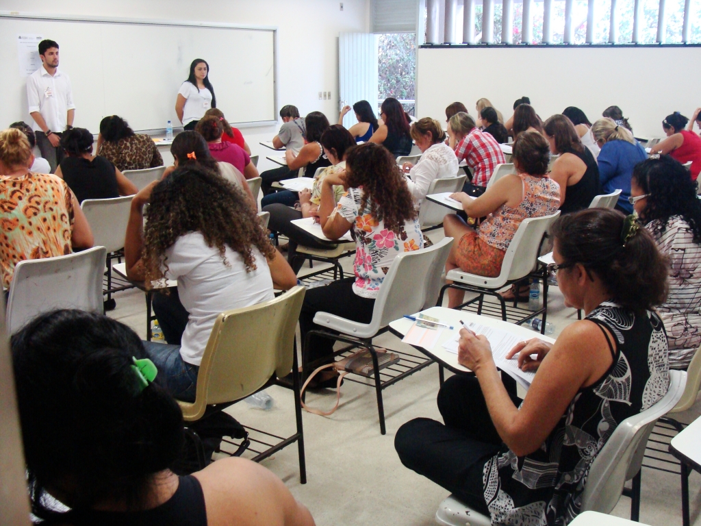 No total, são 1.576 vagas, sendo 440 para nível superior e 1.136 para nível médio e fundamental