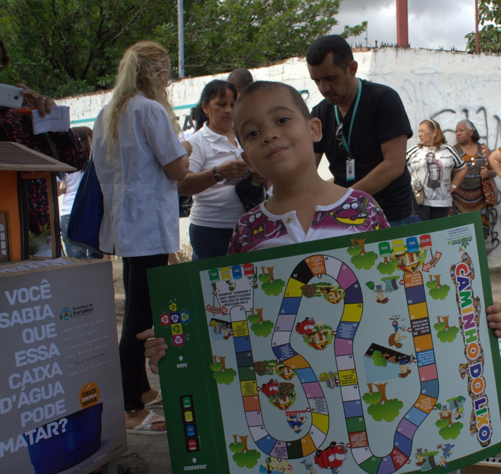 As crianças participaram dos jogos educativos que falavam sobre prevenção de doenças e descarte correto de lixo.