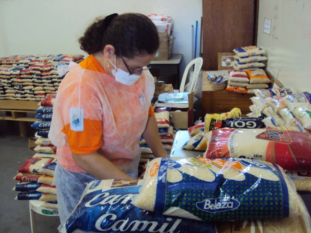 Parte da doação foi entregue às famílias vítimas da seca, no interior do Estado