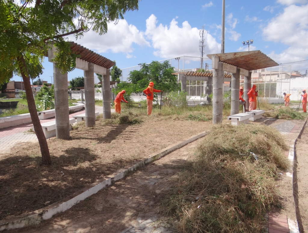 Esta semana, foi iniciada a execução de serviços de capinação na área