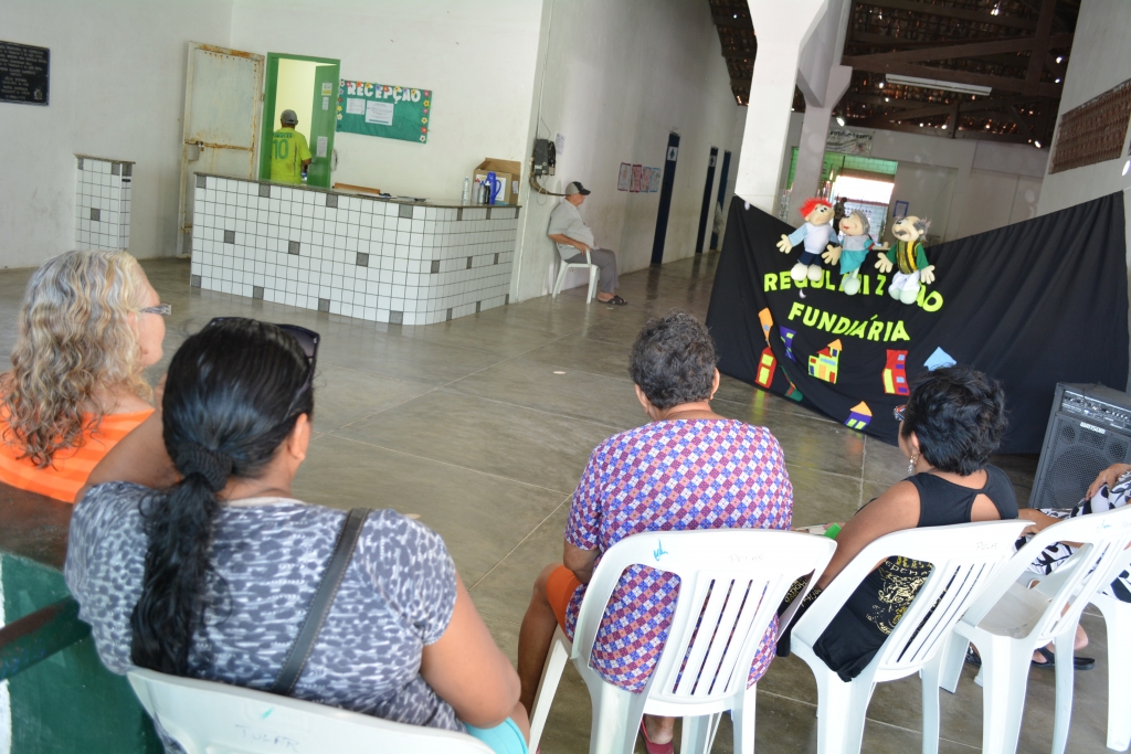 O trabalho de contextualizar e esclarecer as dúvidas das famílias é feito, de forma complementar, com linguagem lúdica