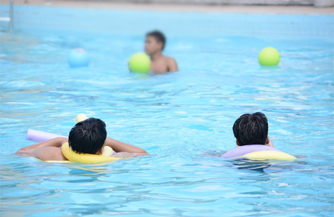 Para alguns dos adolescentes, esta foi a oportunidade de, pela primeira vez, tomar banho de piscina e assistir a uma sessão de cinema