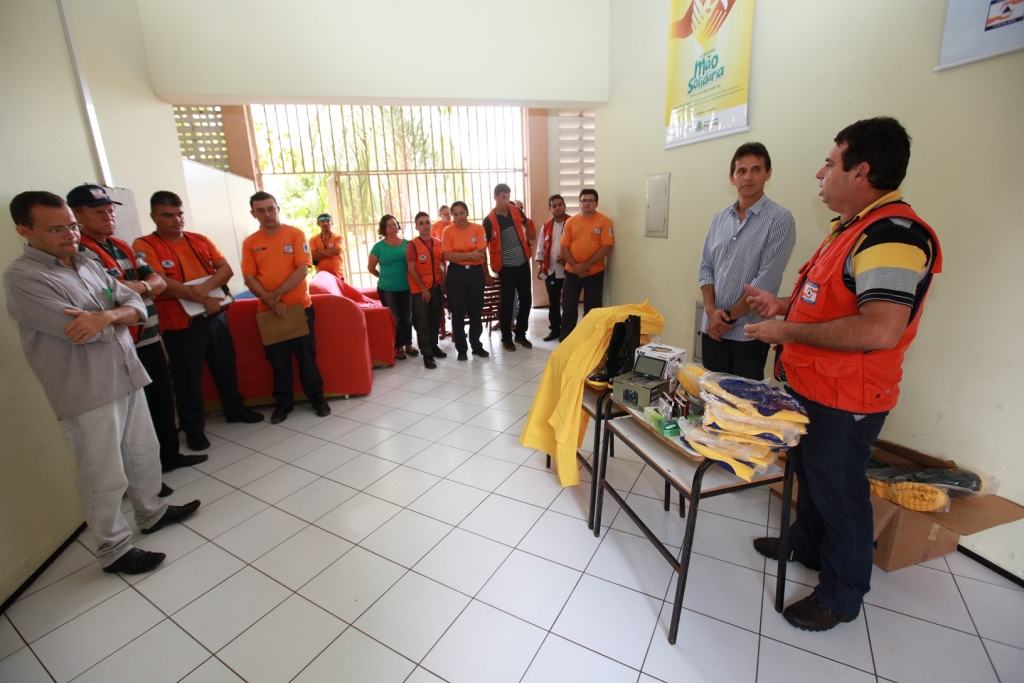 Na próxima semana, o material individual, capa de chuva PVC forrada e par de botas, será disponibilizado para todos servidores (Foto: Queiroz Netto)