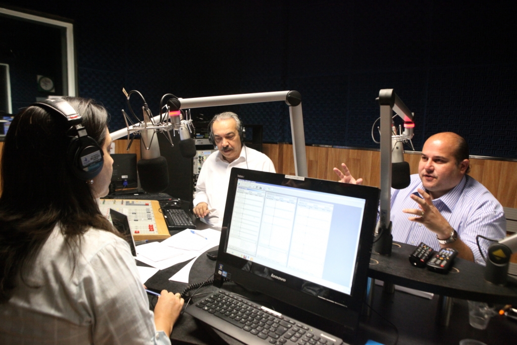 O prefeito abordou diversas questões que abrangem o seu mandato e respondeu às perguntas dos ouvintes (Foto: Marcos Moura)