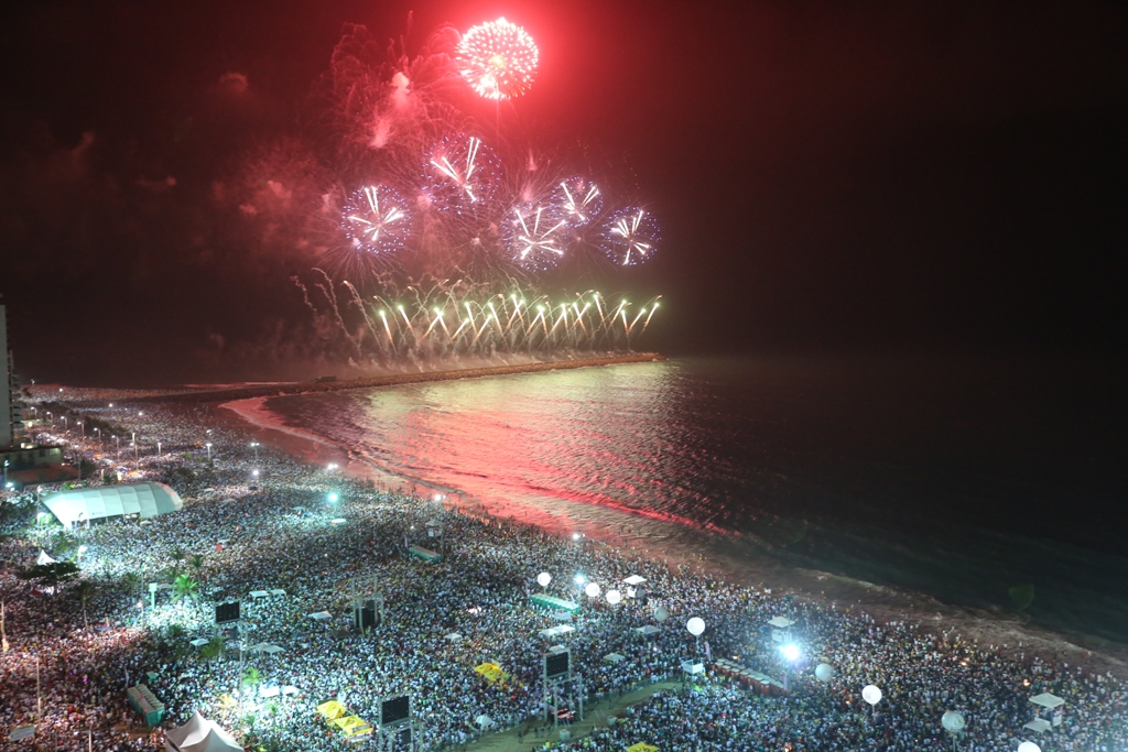 Dezessete toneladas de fogos coloriram o céu da Cidade com um show piromusicial que emocionou o público (Foto: Marcos Moura)