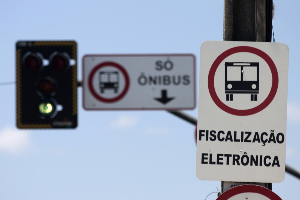 A medida visa garantir a obediência à sinalização existente e garantir maior fluidez ao tráfego de ônibus (Foto: Igor de Melo)