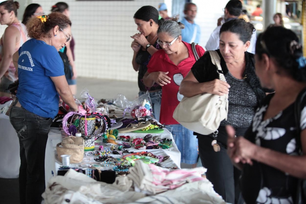 As feiras comercializam artigos em biscuit, argila, renda, bordado e bijuterias, dentre outros materiais