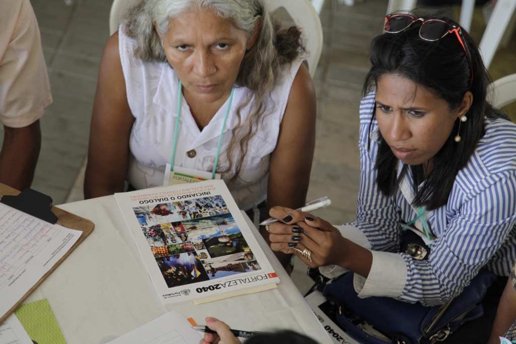 Participam da reunião comerciantes, representantes de entidades de classe, instituições públicas, religiosas, associações e movimentos de bairro