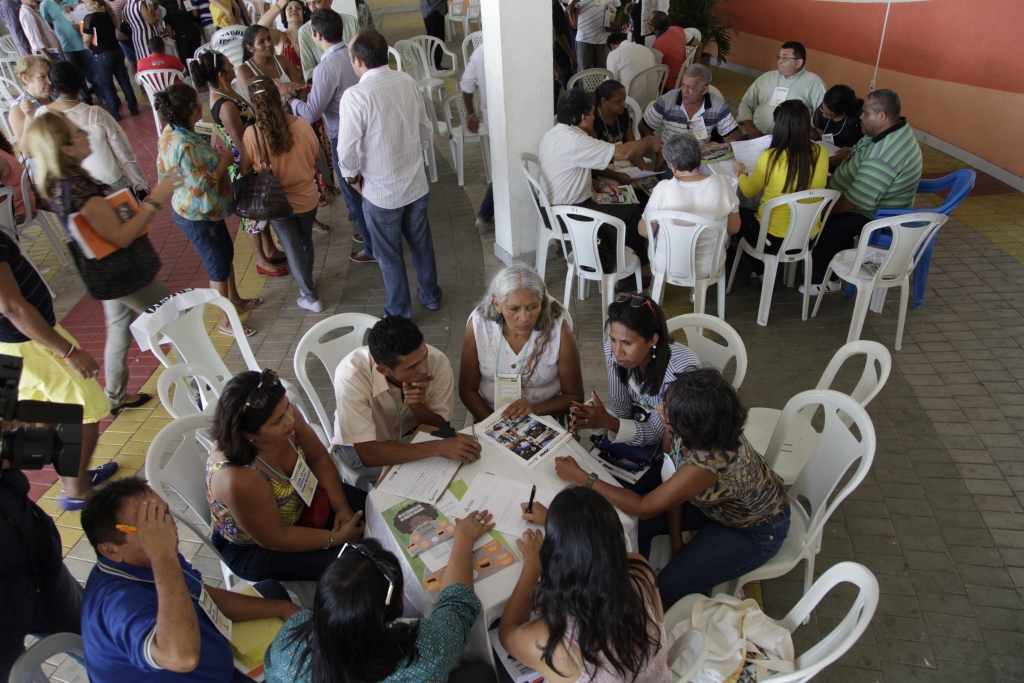 Os participantes formaram grupos e debateram sobre os formatos e os diversos temas que abordarão nos encontros organizados em suas comunidades