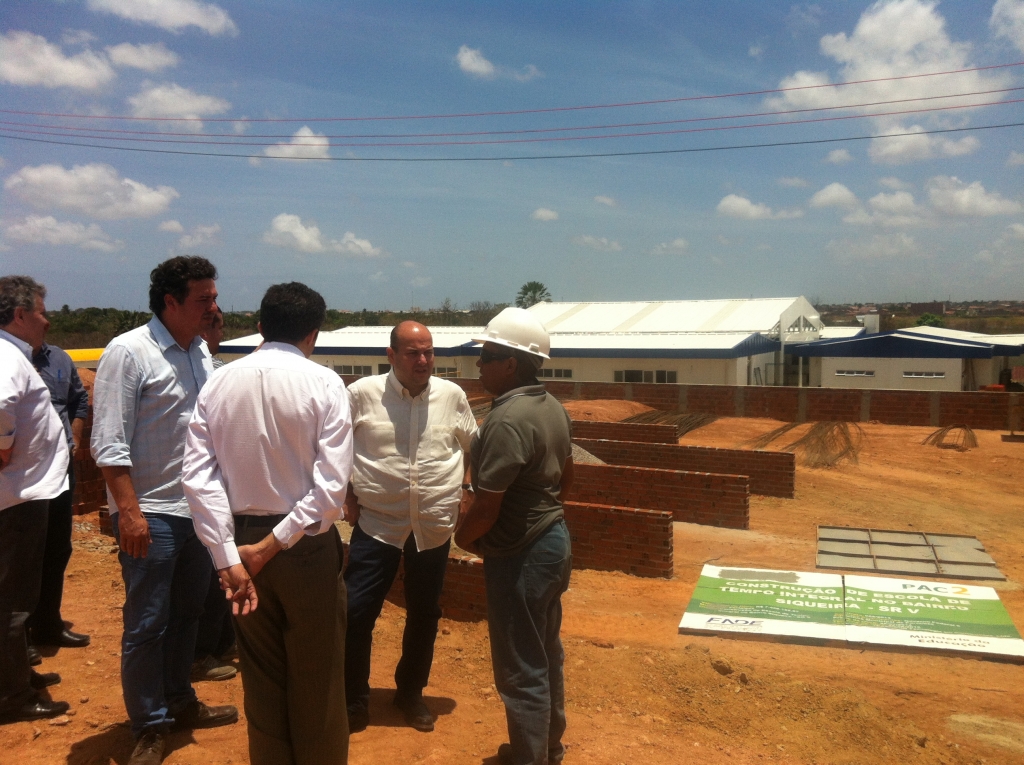 As obras da escola de tempo integral do Siqueira também foram visitadas. O equipamento deverá ser concluído em agosto