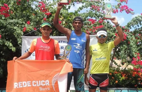 José Edson Vitorino de Souza (centro) e Evilásio Oliveira Nascimento (esq) foram, respectivamente, primeiro e segundo lugar geral (Foto: Divulgação)