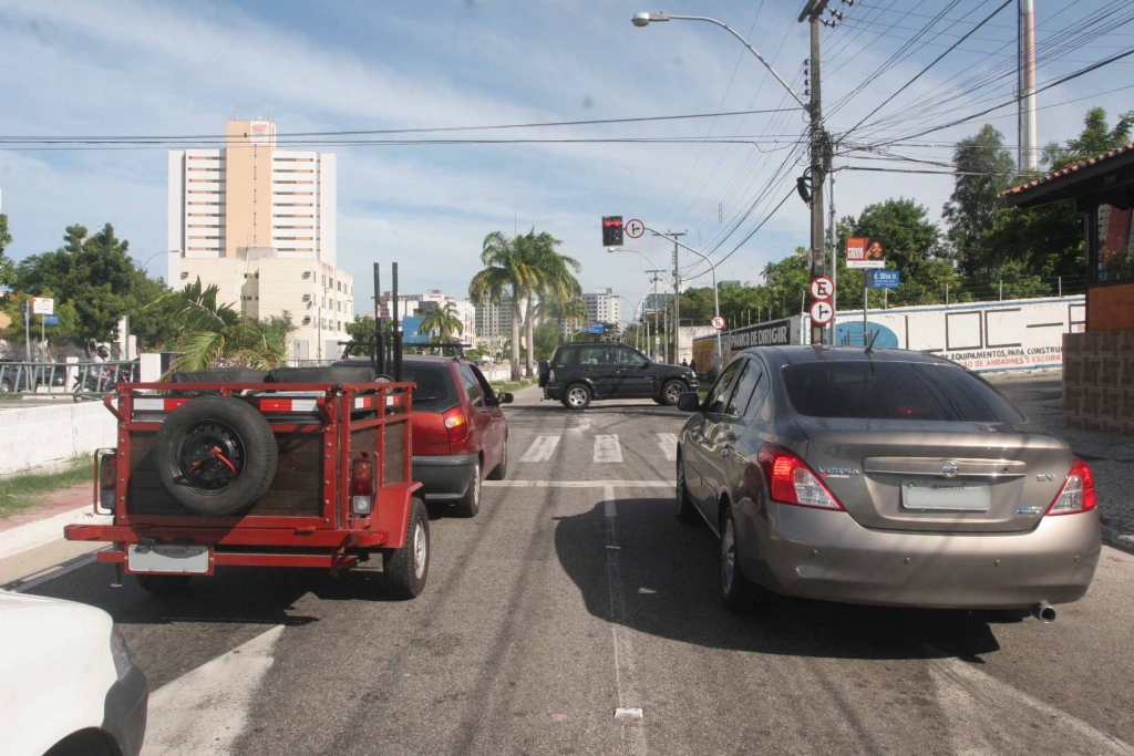 Os equipamentos são monitorados em tempo real. Quanto maior o volume de veículos na pista, maior o tempo de sinal verde (Foto: Mauri Melo)