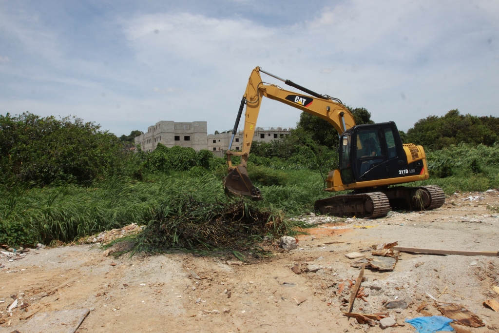 Para a operação de limpeza da Lagoa Seca, a Defesa Civil mobilizou duas máquinas Retroescavadeiras (Foto: Queiroz Netto)