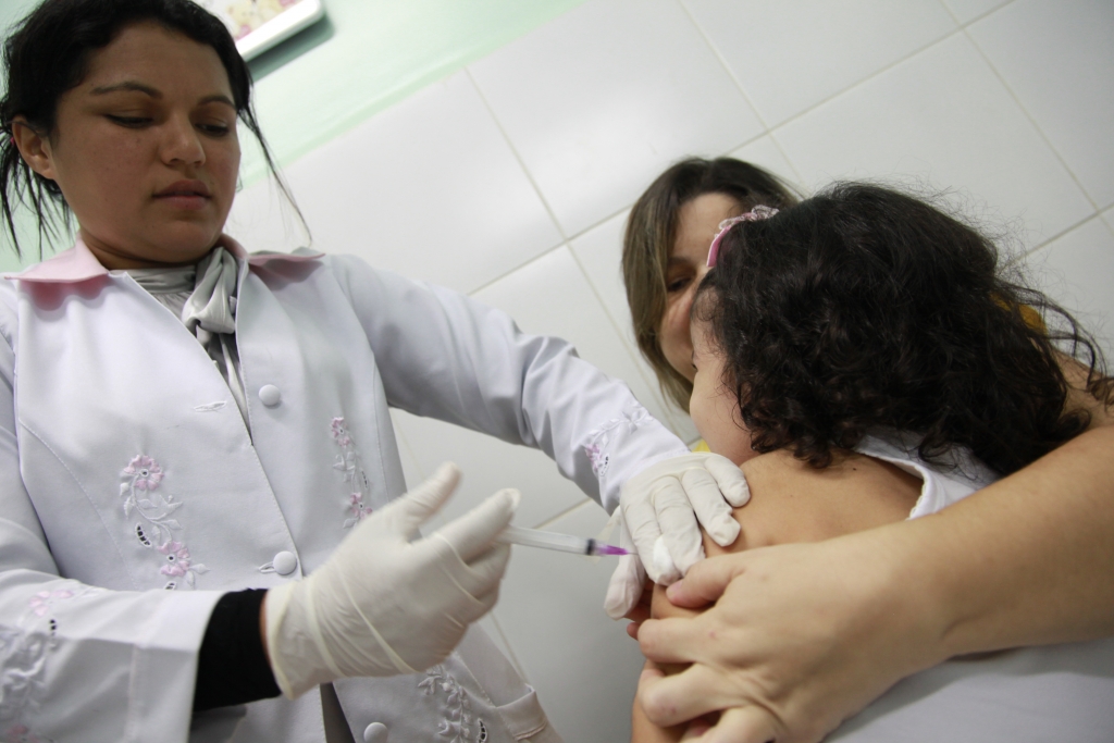 Para as crianças que nunca tiveram acesso à vacina, o processo acontece de forma fracionada com intervalo de 30 dias da primeira para a segunda dose