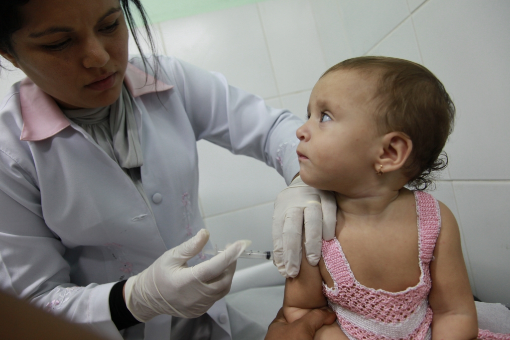 As crianças, conforme vão completando seis meses, devem ser levadas ao posto para receber a primeira dose
