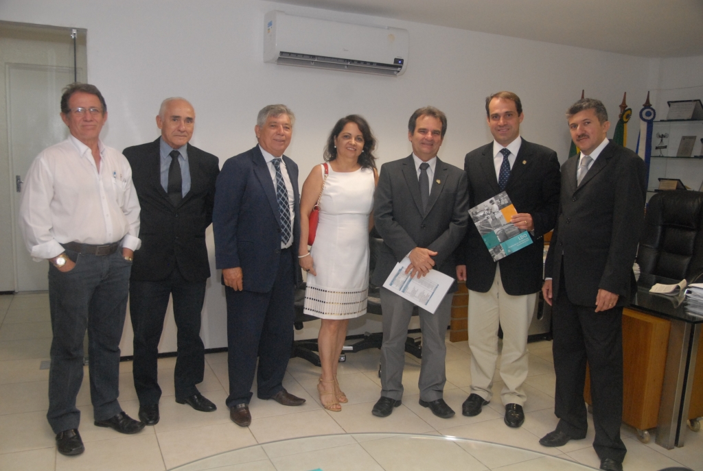 Secretário Philipe Nottingham; Salmito Filho, presidente da Câmara; e parte da equipe da Sepog, responsável pela elaboração da LDO 2016