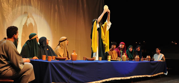 O espetáculo traz para o público temáticas relacionadas a problemas sociais e contemporâneos, tais como: drogas e criminalidade