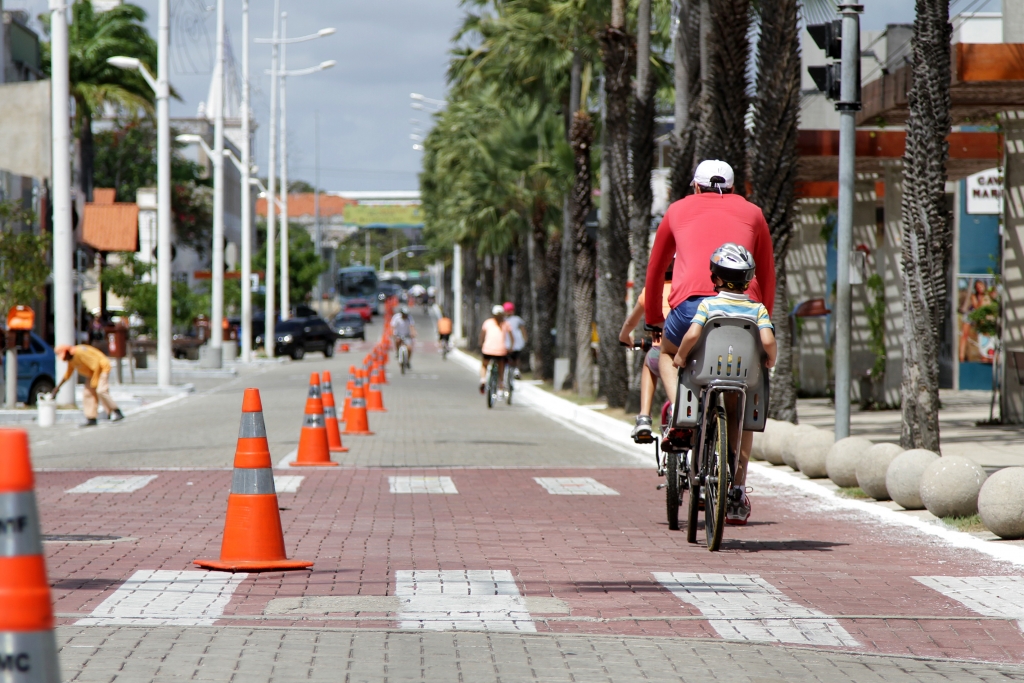 O espaço da Ciclofaixa de Lazer é demarcado e destinado à circulação de ciclistas com cones nas vias ao longo de todo o percurso (Foto: Igor de Melo)