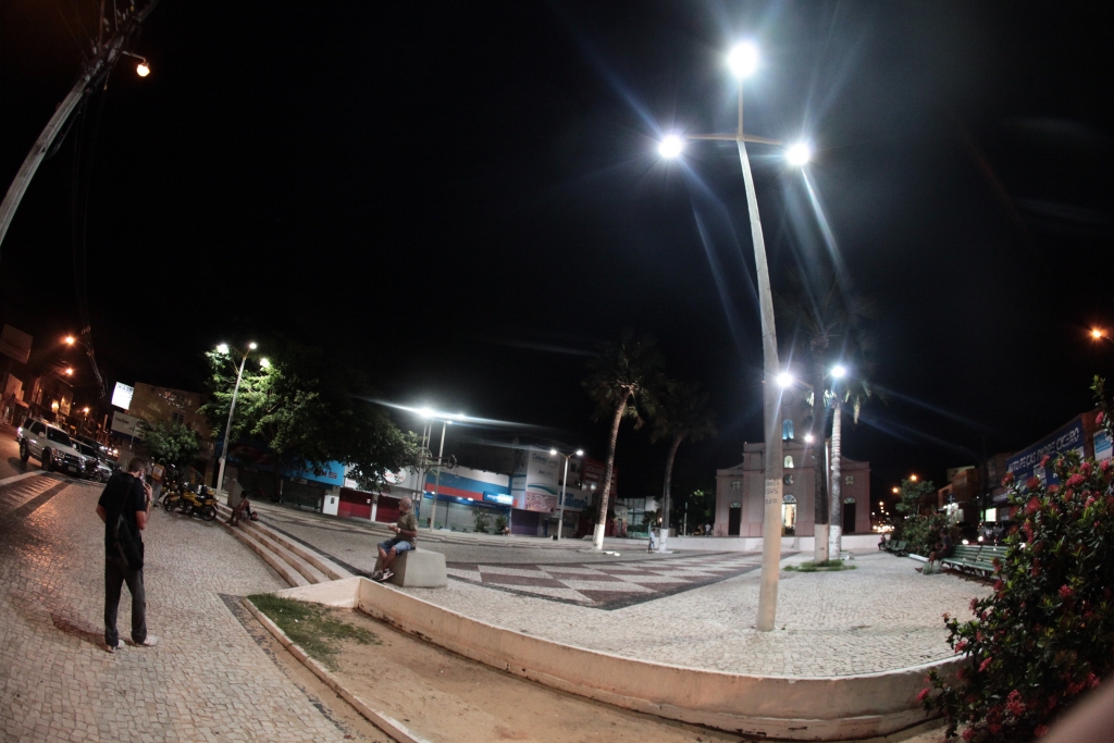 Investimento na iluminação de praças, terminais de ônibus e ruas próximas de escolas públicas estão entre as ações da Prefeitura (Foto: Kaio Machado)