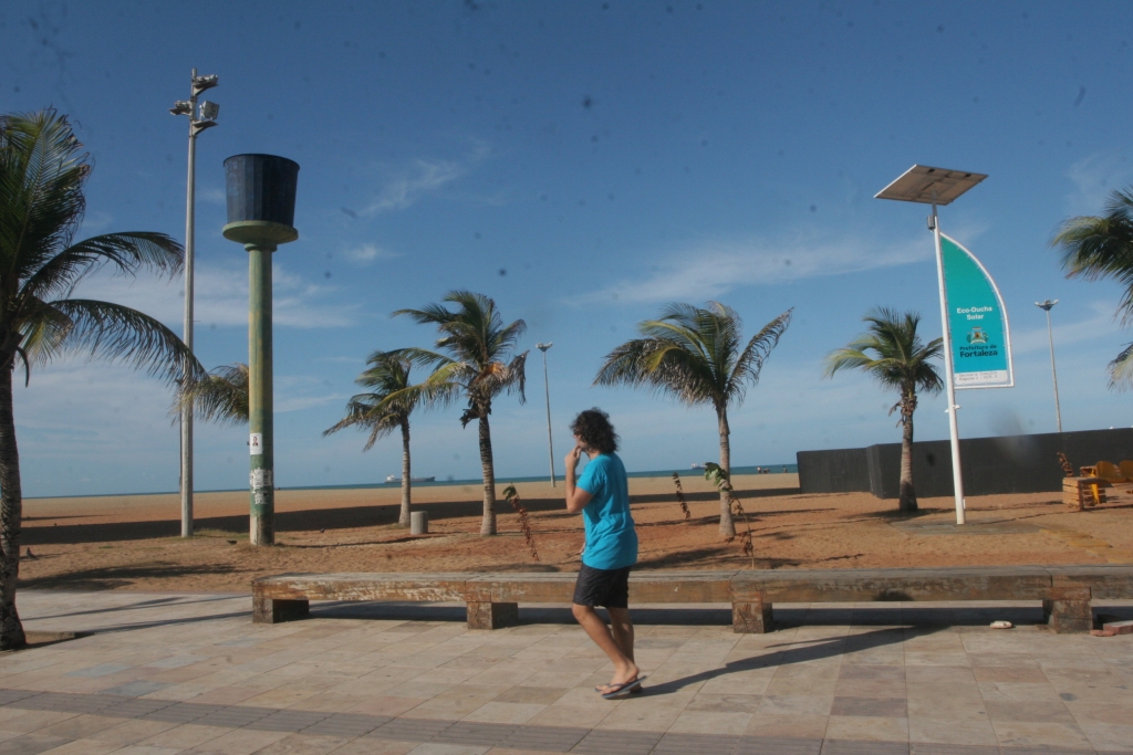A expectativa é de implementação dos chuveiros sustentáveis em toda a orla de Fortaleza (Foto: Mauri Melo)
