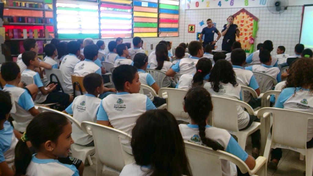 Na escola Professor José Valdevino de Carvalho, os guardas João Bosco e Eliziano Dias dialogaram com os alunos sobre o enfrentamento às drogas