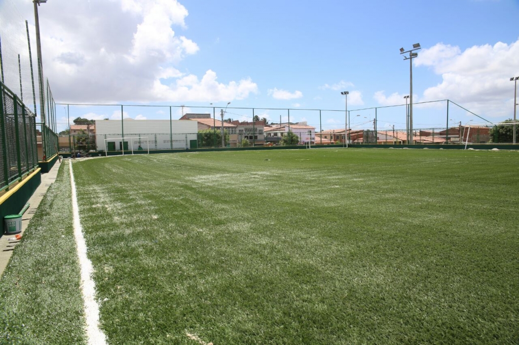 O equipamento possui gramado sintético, vestiários, quadra de areia, roda de capoeira, parque infantil e academia ao ar livre (Foto: Queiroz Netto)
