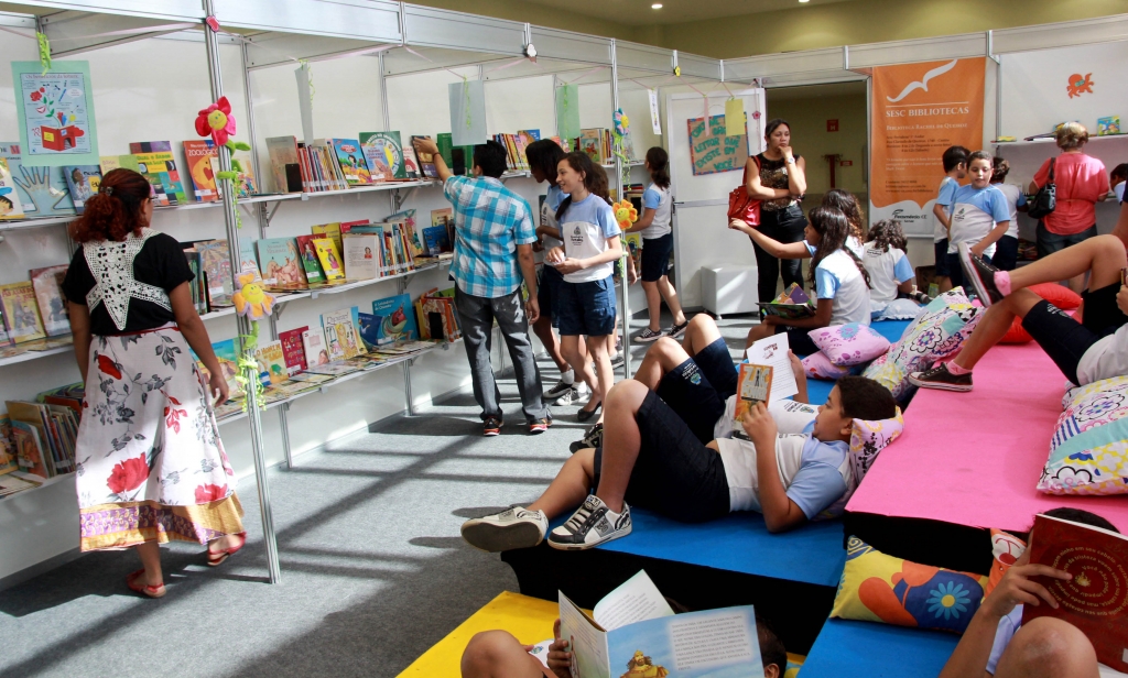 Ao longo desta semana, de 8 a 12 de dezembro, cerca de 300 alunos serão levados para visitar a feira do livro