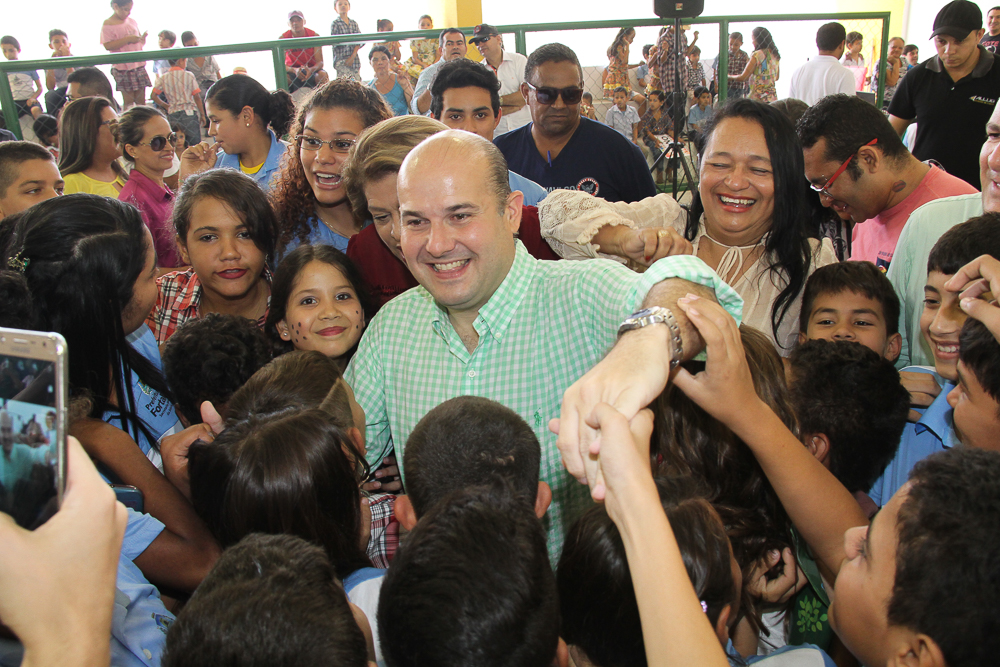 “Inauguramos mais um equipamento no Aracapé, numa escola bem estruturada, mas que precisava de equipamento de lazer e esporte