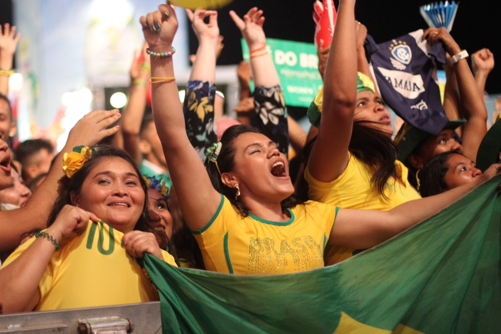 As 35 mil pessoas deram um show à parte durante a execução do hino nacional brasileiro (Foto: Igor de Melo)