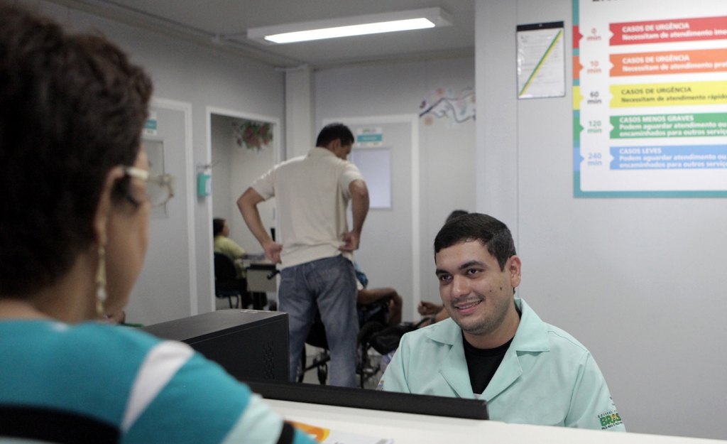 São 20 vagas para recepcionista, 20 para ajudante de farmácia, 33 para auxiliar de farmácia e 17 para auxiliar de laboratório. (Foto: Kaio Machado)
