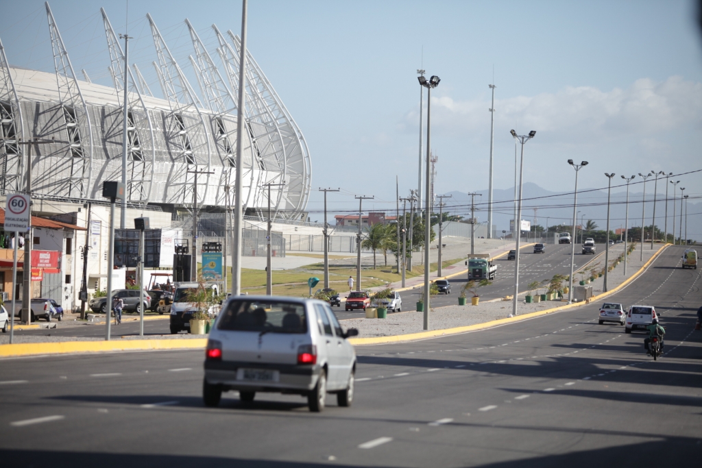 A exemplo da Av. Paulino Rocha, a Av. Alberto Craveiro também está recebendo os serviços (Foto: Kaio Machado)