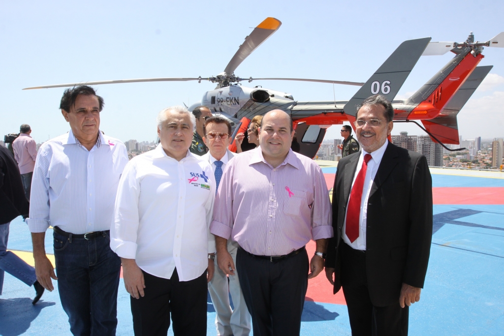 Prefeito também anunciou a reforma física e a compra de equipamentos para o hospital (Foto: Queiroz Netto)