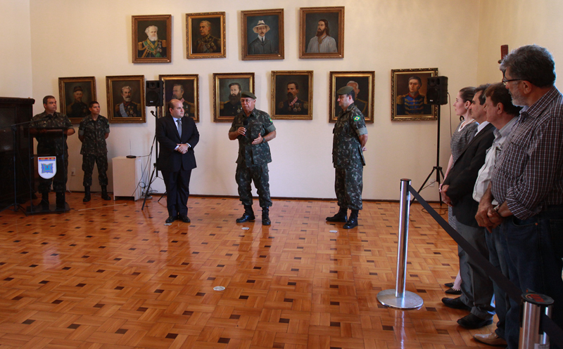 Na ocasião, o prefeito Roberto Cláudio assistiu a uma apresentação em vídeo sobre a trajetória do exército brasileiro (Foto: Queiroz Netto)