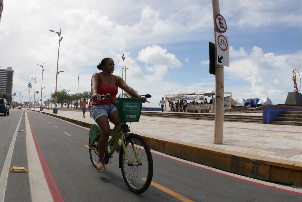A ciclofaixa que está sendo sinalizada ao longo da Av. Beira-Mar será bidirecional, com cerca de 3,1 km de extensão