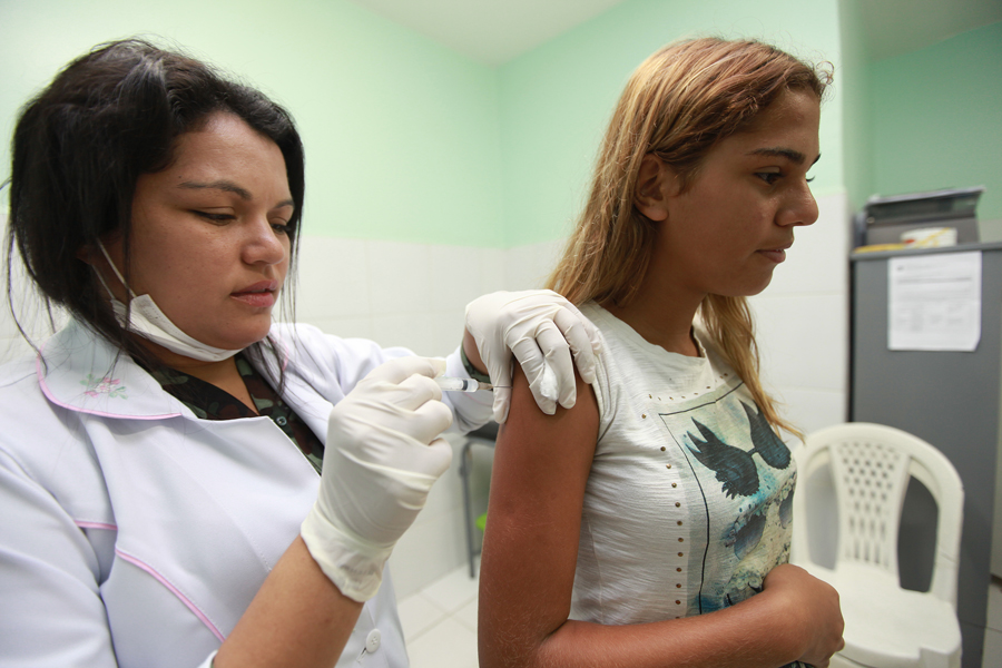 Foram disponibilizadas vacinas contra HPV, hepatite B, influenza, tríplice viral, sarampo, rubéola e caxumba (Foto: Queiroz Netto)
