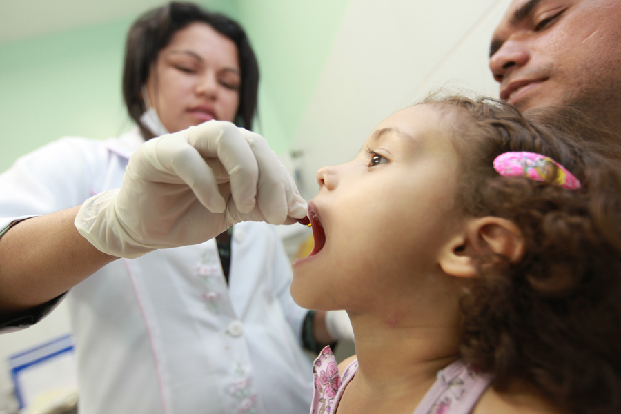 Os profissionais de saúde farão a aplicação de vacina e o alerta à população sobre os riscos, sintomas e a prevenção