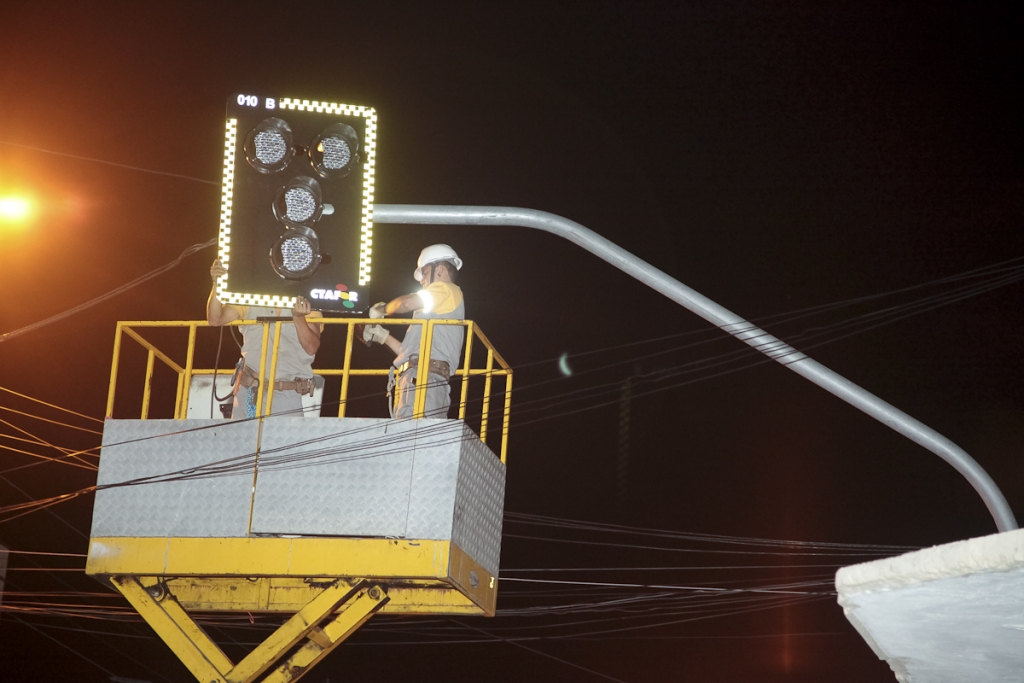 O canteiro central da Av. Rogaciano Leite, em frente a R. Gontran Goffoni, será fechado como medida de segurança (Foto: Thiago Gaspar)