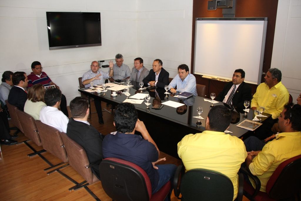 Durante a reunião, foi criada comissão, composta por vereadores, Sinditáxi e Amacof, que se reunirá no próximo dia 13 (Foto: Kiko Silva)