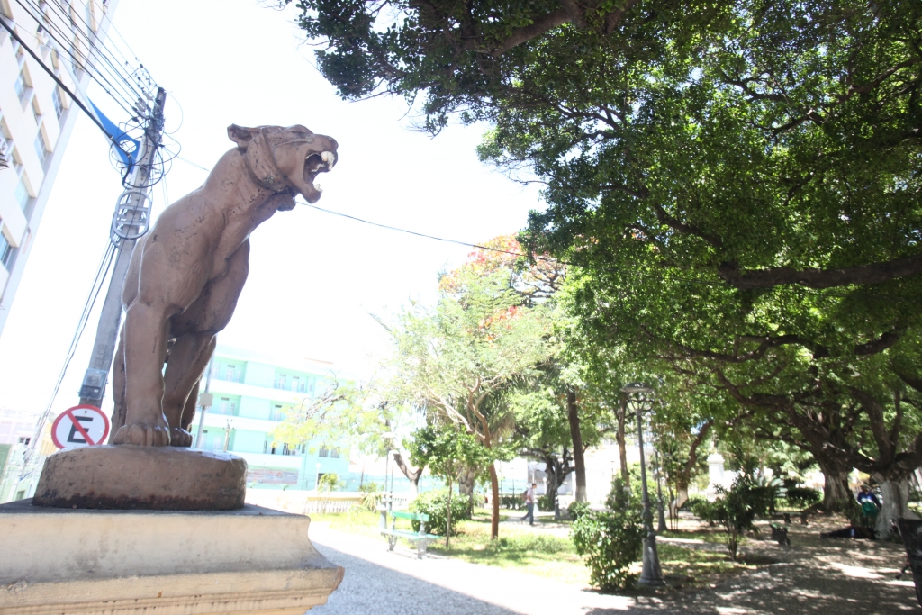 O projeto Dia 25 é Dia de Maracatu apresenta o cortejo do Maracatu Solar na Praça dos Leões (Foto: Marcos Moura)